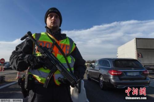 图四 图为警察在检查过往车辆。 图四 图为警察在检查过往车辆。