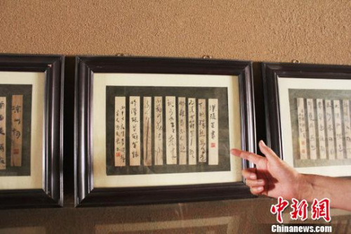 古色古香的展厅里,处处都摆放着汉简的临摹复制作品,其中大部分临摹自敦煌悬泉置、玉门关、马圈湾烽燧遗址出土的简牍。 徐雪 摄 古色古香的展厅里,处处都摆放着汉简的临摹复制作品,其中大部分临摹自敦煌悬泉置、玉门关、马圈湾烽燧遗址出土的简牍。 徐雪 摄