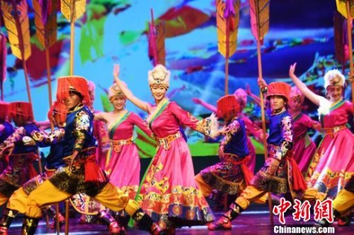 藏族舞蹈《插箭节》。　杨艳敏 摄