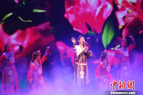藏族歌手演唱民族特色歌曲。　杨艳敏 摄