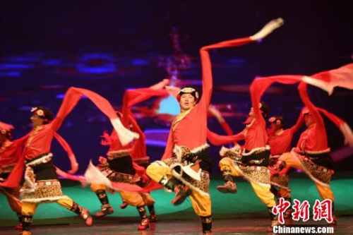 藏族舞蹈《卓的风采》。　杨艳敏 摄