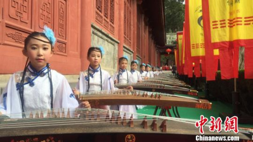 祭祀现场古筝奏乐。 崔琳 摄 祭祀现场古筝奏乐。 崔琳 摄