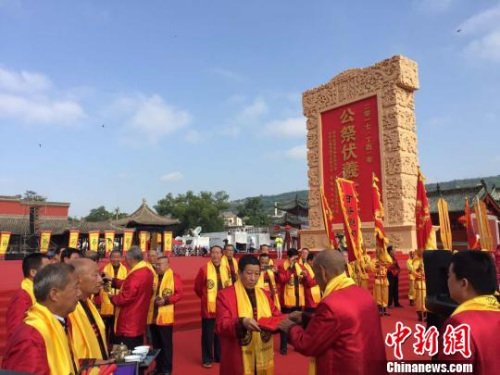祭祀现场。 崔琳 摄 祭祀现场。 崔琳 摄