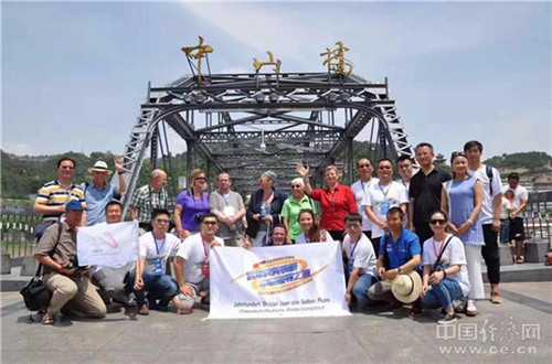 “百年黄河铁桥、中德探寻之旅”文化交流活动人员在黄河铁桥合影