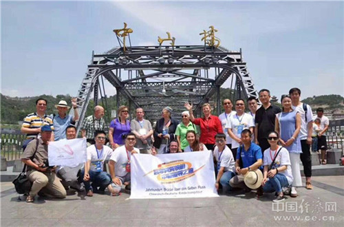“百年黄河铁桥、中德探寻之旅”文化交流活动人员在黄河铁桥合影 “百年黄河铁桥、中德探寻之旅”文化交流活动人员在黄河铁桥合影