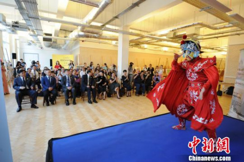 中外嘉宾在欣赏遵义市的传统特色表演“变脸”。 李克 摄 中外嘉宾在欣赏遵义市的传统特色表演“变脸”。 李克 摄