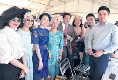 图片从左至右为:Lina MA、马兰、莫秀文、戚晓瑜、德瓦蒂岗、覃婷婷与中资企业代表在活动现场。 图片从左至右为:Lina MA、马兰、莫秀文、戚晓瑜、德瓦蒂岗、覃婷婷与中资企业代表在活动现场。