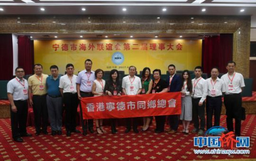 图为海外乡亲现场合影留念。 吕明 摄 图为海外乡亲现场合影留念。 吕明 摄