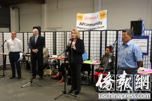 德肯(前排右二)谈如何加强公共安全。(侨报记者杰克摄) 德肯(前排右二)谈如何加强公共安全。(侨报记者杰克摄)
