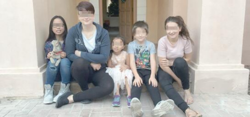 图为英国妈妈Sally Embley一家的五个孩子。(法国《欧洲时报》德国版) 图为英国妈妈Sally Embley一家的五个孩子。(法国《欧洲时报》德国版)