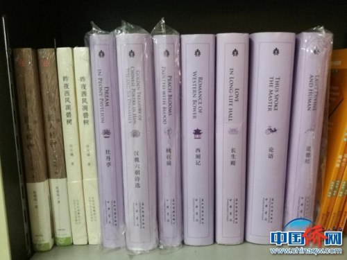 中华传统文学名著成套出现在书架上。 