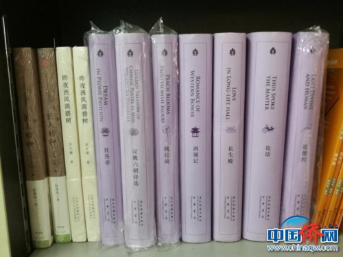中华传统文学名著成套出现在书架上。 中华传统文学名著成套出现在书架上。