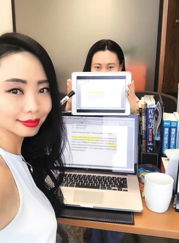 冯莉采用“屏幕共享”的方式来教授课程,学生可以在平板电脑上看到老师的即时课堂笔记。这样的教学方式更加简单、方便。 冯莉采用“屏幕共享”的方式来教授课程,学生可以在平板电脑上看到老师的即时课堂笔记。这样的教学方式更加简单、方便。