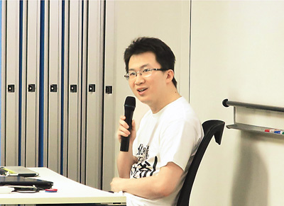 图为徐谭妥在留学分享会上发表演讲。 图为徐谭妥在留学分享会上发表演讲。