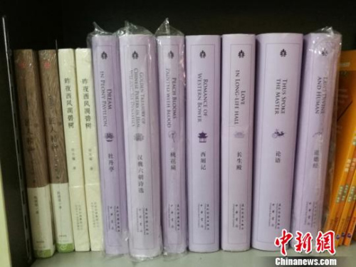 中华传统文学名著成套出现在书架上。　关向东 摄