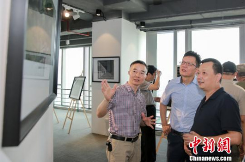 此次影展共展出福建福州、厦门,台湾的一百多位摄影家的一百五十幅摄影作品。 吴伯锋 摄 此次影展共展出福建福州、厦门,台湾的一百多位摄影家的一百五十幅摄影作品。 吴伯锋 摄