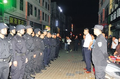 文昌市公安局开展娱乐场所禁毒清查行动。