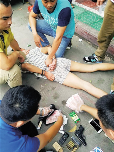 抓获毒品犯罪嫌疑人现场。 抓获毒品犯罪嫌疑人现场。