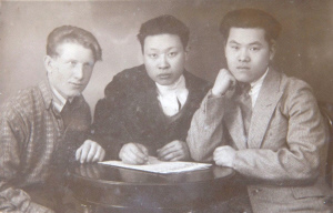 在苏联留学期间，杨勉（中）跟同学的合影
