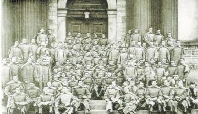 温应星所在的1909届毕业生合影。(美国《世界日报》/董温子华提供) 温应星所在的1909届毕业生合影。(美国《世界日报》/董温子华提供)