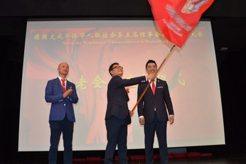 新会长王永成(中)从老会长叶增雅(左一)和上届会长余光金(右一)手中接过会旗。