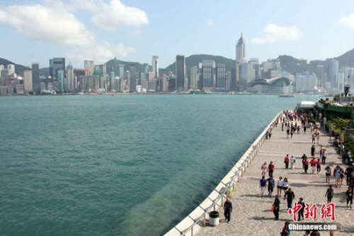 资料图：香港尖沙咀海滨公园是香港十大风景区之一。20年来，香港成功实践“一国两制”，向全世界展示璀璨的东方明珠魅力。 <a target='_blank' href='http://www.chinanews.com/'>中新社</a>记者 洪少葵 摄