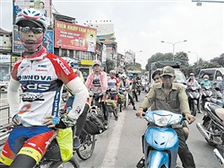 骑行在越南河内闹市中。
