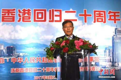 当地时间6月27日,中国驻洛杉矶总领馆同美国南加州侨界在洛杉矶联合举办招待会,热烈庆祝香港回归祖国20周年。图为中国驻洛杉矶总领事刘健在招待会上讲话。<a target='_blank' href='http://www.chinanews.com/'>中新社</a>记者 张朔 摄 当地时间6月27日,中国驻洛杉矶总领馆同美国南加州侨界在洛杉矶联合举办招待会,热烈庆祝香港回归祖国20周年。图为中国驻洛杉矶总领事刘健在招待会上讲话。<a target='_blank' href='http://www.chinanews.com/'>中新社</a>记者 张朔 摄