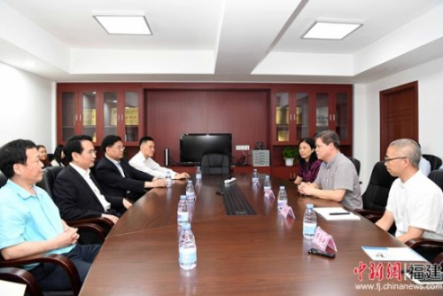 6月26日,国务院侨务办公室副主任谭天星、<a target='_blank' href='http://www.chinanews.com/'>中新社</a>社长章新新来到<a target='_blank' href='http://www.chinanews.com/'>中新社</a>福建分社考察调研,并与分社员工座谈交流。张斌摄 6月26日,国务院侨务办公室副主任谭天星、<a target='_blank' href='http://www.chinanews.com/'>中新社</a>社长章新新来到<a target='_blank' href='http://www.chinanews.com/'>中新社</a>福建分社考察调研,并与分社员工座谈交流。张斌摄