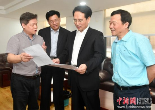 国务院侨办副主任谭天星(右二)、<a target='_blank' href='http://www.chinanews.com/'>中新社</a>社长章新新(左二)6月26日到<a target='_blank' href='http://www.chinanews.com/'>中新社</a>福建分社考察调研,听取分社社长徐德金(左一)工作汇报;福建省侨办副主任郑惠文(右一)陪同考察。吕明摄 国务院侨办副主任谭天星(右二)、<a target='_blank' href='http://www.chinanews.com/'>中新社</a>社长章新新(左二)6月26日到<a target='_blank' href='http://www.chinanews.com/'>中新社</a>福建分社考察调研,听取分社社长徐德金(左一)工作汇报;福建省侨办副主任郑惠文(右一)陪同考察。吕明摄