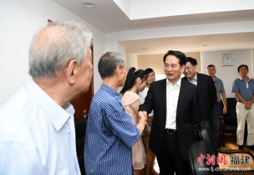 国务院侨办副主任谭天星、<a target='_blank' href='http://www.chinanews.com/'>中新社</a>社长章新新6月26日到<a target='_blank' href='http://www.chinanews.com/'>中新社</a>福建分社考察调研,看望分社员工。张斌摄 国务院侨办副主任谭天星、<a target='_blank' href='http://www.chinanews.com/'>中新社</a>社长章新新6月26日到<a target='_blank' href='http://www.chinanews.com/'>中新社</a>福建分社考察调研,看望分社员工。张斌摄