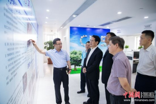 图为国侨办副主任谭天星(右四)、<a target='_blank' href='http://www.chinanews.com/'>中新社</a>社长章新新(右三)莅临<a target='_blank' href='http://www.chinanews.com/' >中新网</a>(福建)调研指导工作。李南轩 摄 图为国侨办副主任谭天星(右四)、<a target='_blank' href='http://www.chinanews.com/'>中新社</a>社长章新新(右三)莅临<a target='_blank' href='http://www.chinanews.com/' >中新网</a>(福建)调研指导工作。李南轩 摄
