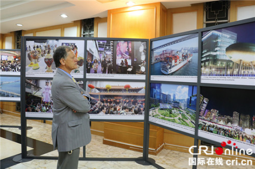 来宾通过图片展了解香港发展变化
