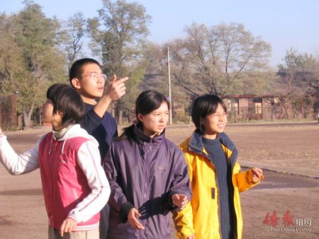 在北大户外活动。(美国侨报网) 在北大户外活动。(美国侨报网)