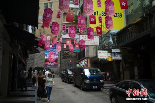 6月27日，香港兰桂坊，商家悬挂旗帜宣传其香港回归20周年派对活动。 <a target='_blank' href='http://www.chinanews.com/'>中新社</a>记者 盛佳鹏 摄