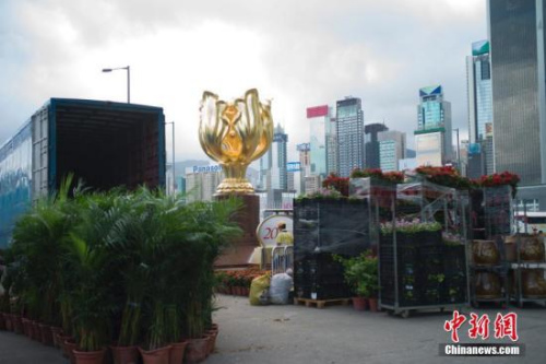 6月27日,香港金紫荆广场开始布置鲜花,香港庆祝回归祖国20周年气氛渐浓。 <a target='_blank' href='http://www.chinanews.com/'>中新社</a>记者 盛佳鹏 摄 6月27日,香港金紫荆广场开始布置鲜花,香港庆祝回归祖国20周年气氛渐浓。 <a target='_blank' href='http://www.chinanews.com/'>中新社</a>记者 盛佳鹏 摄
