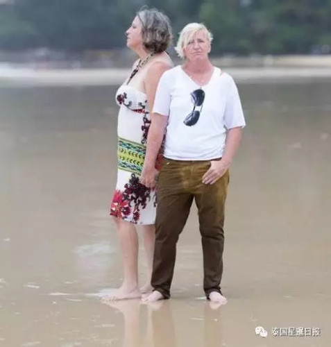 图为救助中国情侣的澳大利亚游客(泰国星暹日报)