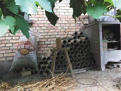 杨风申制作烟花的火药原料已被公安部门没收,剩下做梨花瓶的纸筒堆在院子墙角。 杨风申制作烟花的火药原料已被公安部门没收,剩下做梨花瓶的纸筒堆在院子墙角。