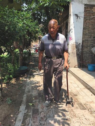 杨风申身体不好,他不爱出门,每天在自家院子里拄着拐杖走几圈。 A12-A13版图片(除署名外)/新京报记者 宋超 摄 杨风申身体不好,他不爱出门,每天在自家院子里拄着拐杖走几圈。 A12-A13版图片(除署名外)/新京报记者 宋超 摄