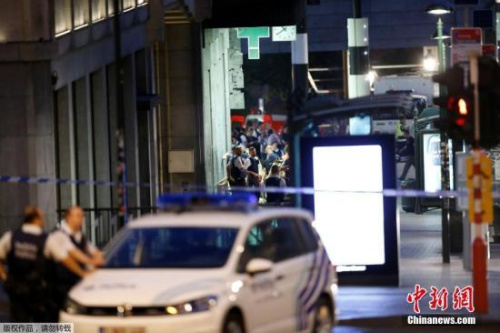 比利时警方通报情况时披露,2017年6月20日晚8点38分,一名身着自杀式爆炸腰带的男子在引爆之后,被执勤士兵当场开枪击中。比利时警方稍后指出,该起事件应被视作“恐袭”。 比利时警方通报情况时披露,2017年6月20日晚8点38分,一名身着自杀式爆炸腰带的男子在引爆之后,被执勤士兵当场开枪击中。比利时警方稍后指出,该起事件应被视作“恐袭”。