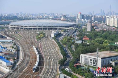 6月26日，具有完全自主知识产权的国产标准动车组“复兴号”率先在京沪高铁两端的北京南站和上海虹桥站双向首发，分别担当G123次和G124次高速列车。 <a target='_blank' href='http://www.chinanews.com/'>中新社</a>记者 崔楠 摄