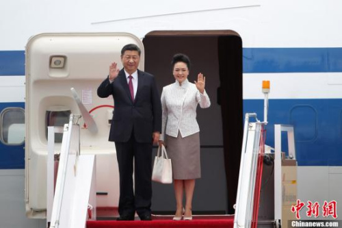 图为习近平和夫人彭丽媛走出舱门,向欢迎的人群挥手致意。<a target='_blank' href='http://www.chinanews.com/'>中新社</a>记者 盛佳鹏 摄 图为习近平和夫人彭丽媛走出舱门,向欢迎的人群挥手致意。<a target='_blank' href='http://www.chinanews.com/'>中新社</a>记者 盛佳鹏 摄