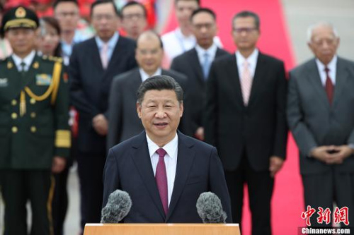 图为习近平走到采访区向在场记者问好,并通过他们向广大香港市民表示诚挚问候和良好祝愿。<a target='_blank' href='http://www.chinanews.com/'>中新社</a>记者 盛佳鹏 摄 图为习近平走到采访区向在场记者问好,并通过他们向广大香港市民表示诚挚问候和良好祝愿。<a target='_blank' href='http://www.chinanews.com/'>中新社</a>记者 盛佳鹏 摄