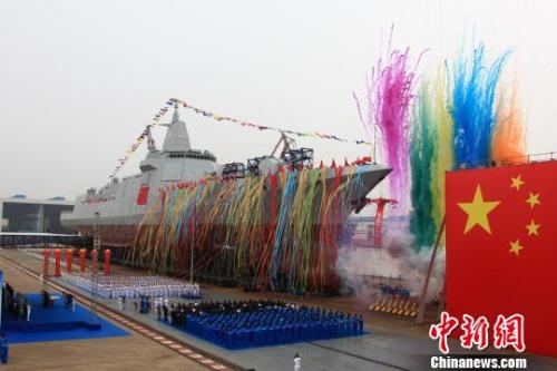 6月28日，中国新型万吨级驱逐舰首舰下水。　王东海 摄