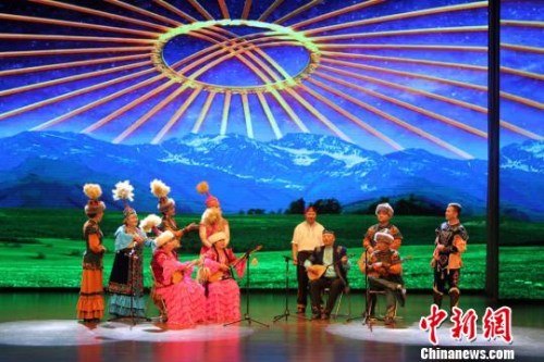少数民族的演员们身着绚丽的传统服饰，在敦煌市飞天剧院奉献了一场精彩纷呈的“非遗”歌舞表演。徐雪　摄