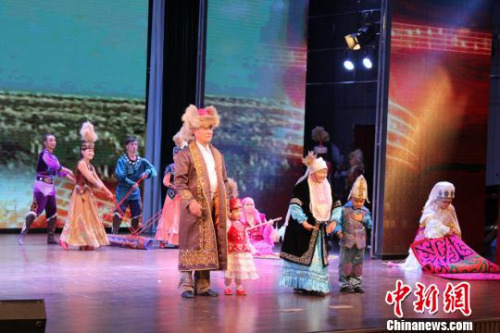 图为哈萨克族的演员展示传统服饰。　徐雪 摄