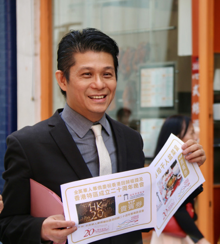 胡沛成在筹备伦敦华社香港回归20周年庆典。(图片来源:欧洲时报记者侯清源摄) 胡沛成在筹备伦敦华社香港回归20周年庆典。(图片来源:欧洲时报记者侯清源摄)