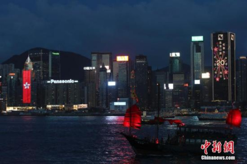 香港回归祖国二十周年庆典临近,香港庆回归气氛渐浓,6月27日晚,在维多利亚港湾两侧霓虹闪烁,大厦上的电子屏“升起”巨幅五星红旗和紫荆花区旗,交替展现,并有“热烈庆祝香港回归祖国20周年”、“祝贺香港回归20周年”字样。 <a target='_blank' href='http://www.chinanews.com/'>中新社</a>记者 盛佳鹏 摄 香港回归祖国二十周年庆典临近,香港庆回归气氛渐浓,6月27日晚,在维多利亚港湾两侧霓虹闪烁,大厦上的电子屏“升起”巨幅五星红旗和紫荆花区旗,交替展现,并有“热烈庆祝香港回归祖国20周年”、“祝贺香港回归20周年”字样。 <a target='_blank' href='http://www.chinanews.com/'>中新社</a>记者 盛佳鹏 摄