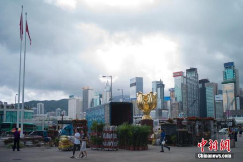 6月27日,香港金紫荆广场开始布置鲜花,香港庆祝回归祖国20周年气氛渐浓。 <a target='_blank' href='http://www.chinanews.com/'>中新社</a>记者 盛佳鹏 摄 6月27日,香港金紫荆广场开始布置鲜花,香港庆祝回归祖国20周年气氛渐浓。 <a target='_blank' href='http://www.chinanews.com/'>中新社</a>记者 盛佳鹏 摄
