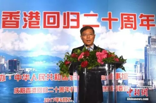 当地时间6月27日,中国驻洛杉矶总领馆同美国南加州侨界在洛杉矶联合举办招待会,热烈庆祝香港回归祖国20周年。图为中国驻洛杉矶总领事刘健在招待会上讲话。<a target='_blank' href='http://www.chinanews.com/'>中新社</a>记者 张朔 摄 当地时间6月27日,中国驻洛杉矶总领馆同美国南加州侨界在洛杉矶联合举办招待会,热烈庆祝香港回归祖国20周年。图为中国驻洛杉矶总领事刘健在招待会上讲话。<a target='_blank' href='http://www.chinanews.com/'>中新社</a>记者 张朔 摄